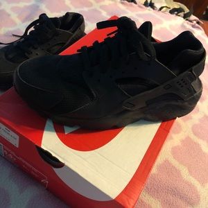 Black Nike huaraches run !